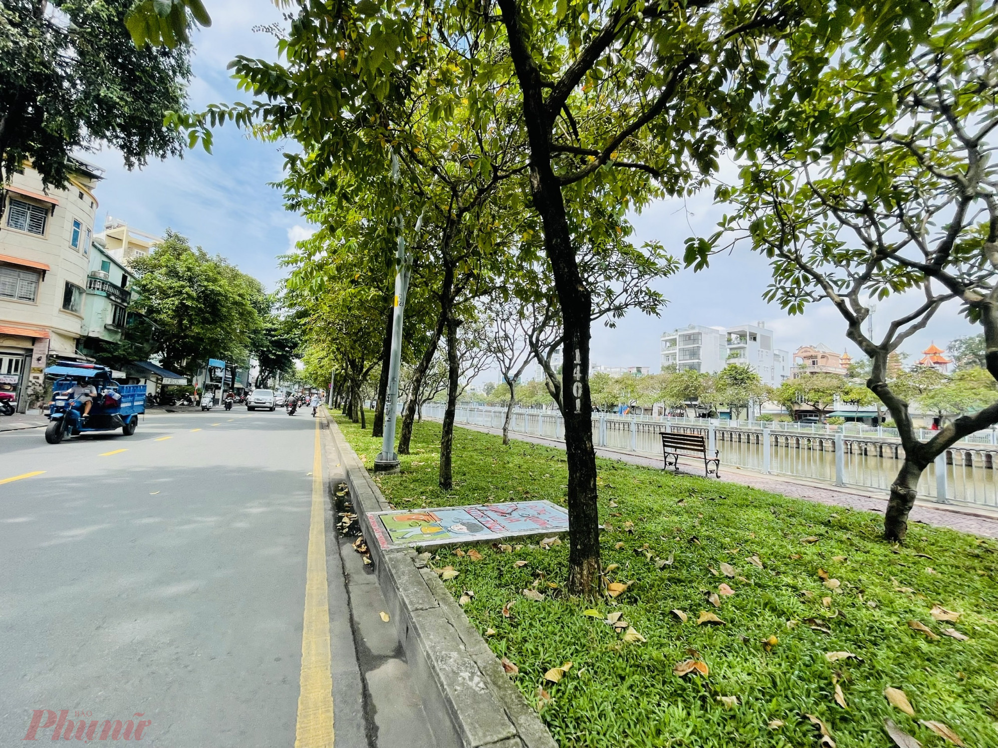Tuyến đường Trường Sa, quận Phú Nhuận, TPHCM trở nên sạch sẽ, tươi mát hơn khi không còn cảnh rác để nhếch nhác trên mặt nắp cống.