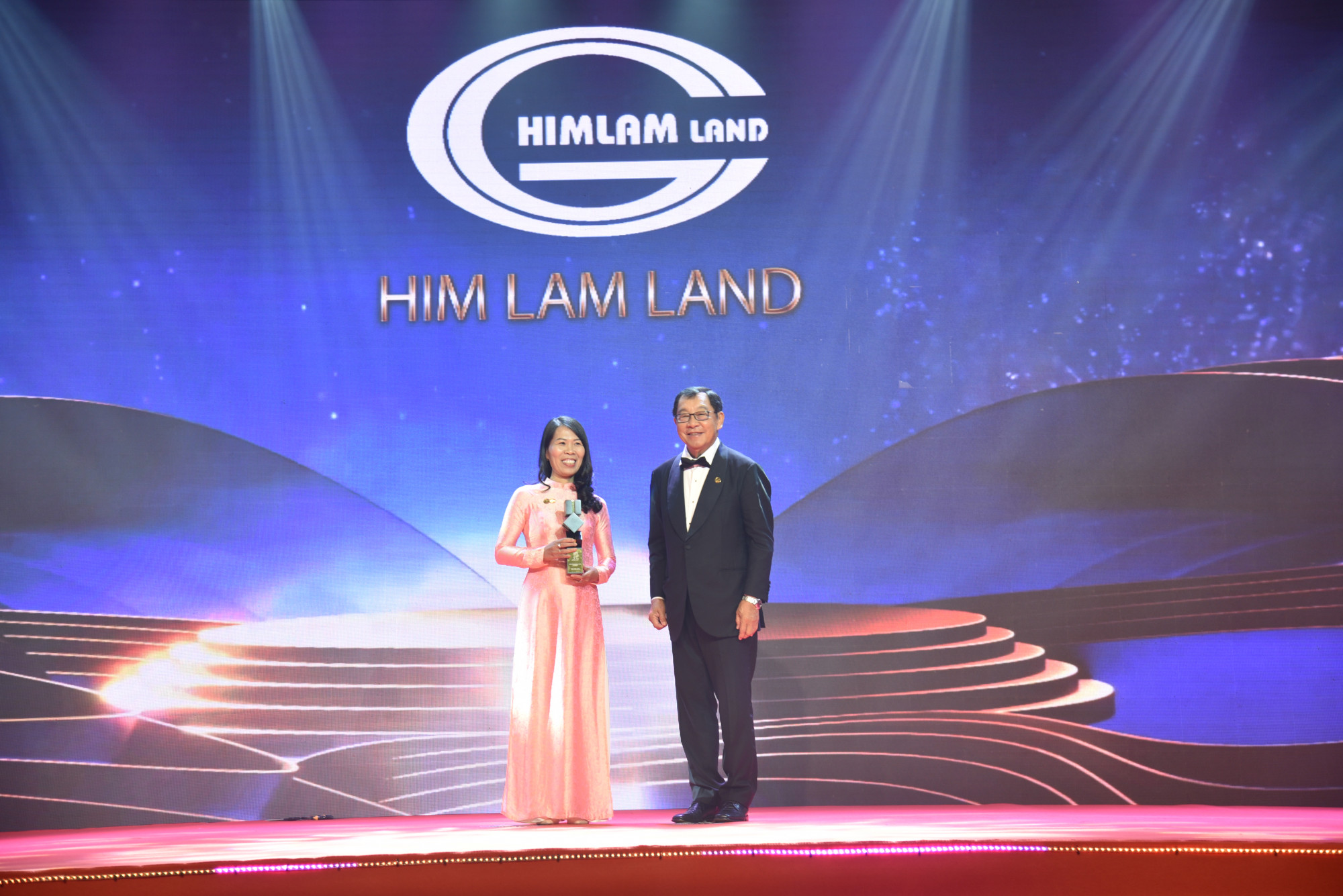 Bà Lê Thị Bích Ngọc - Phó tổng giám đốc Công ty Him Lam Land nhận giải “Doanh nghiệp xuất sắc châu Á 2022”