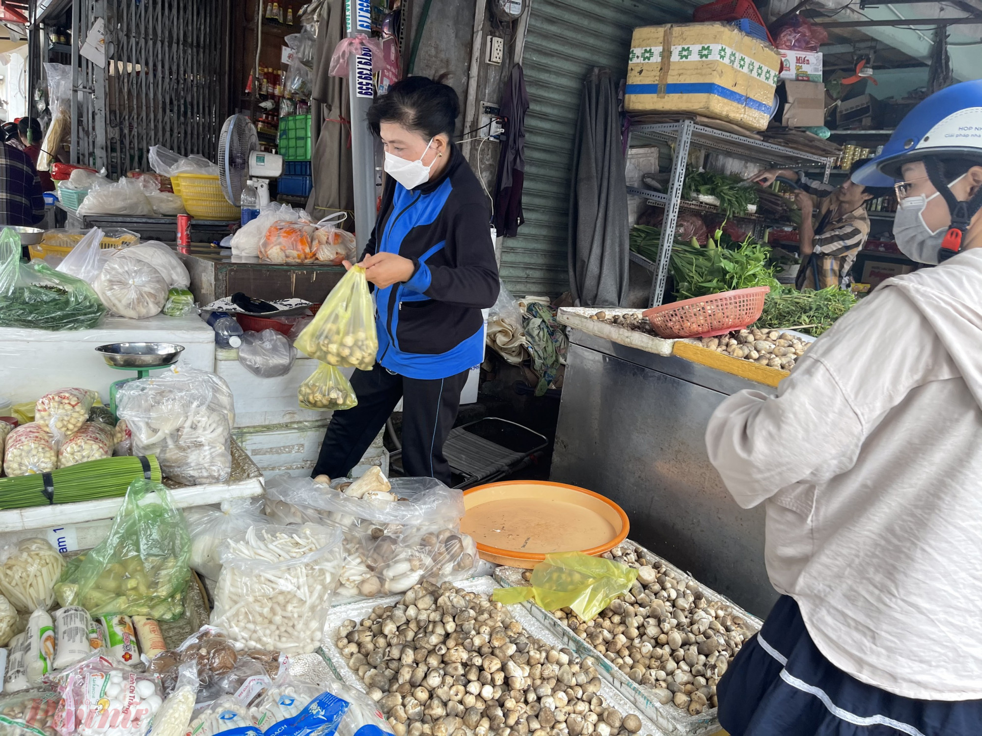 Nhiều mặt hàng nấm bán tại chợ lẻ dạng hàng xá, không rõ nguồn gốc xuất xứ hàng hóa. (Ảnh: Nguyễn Câm)
