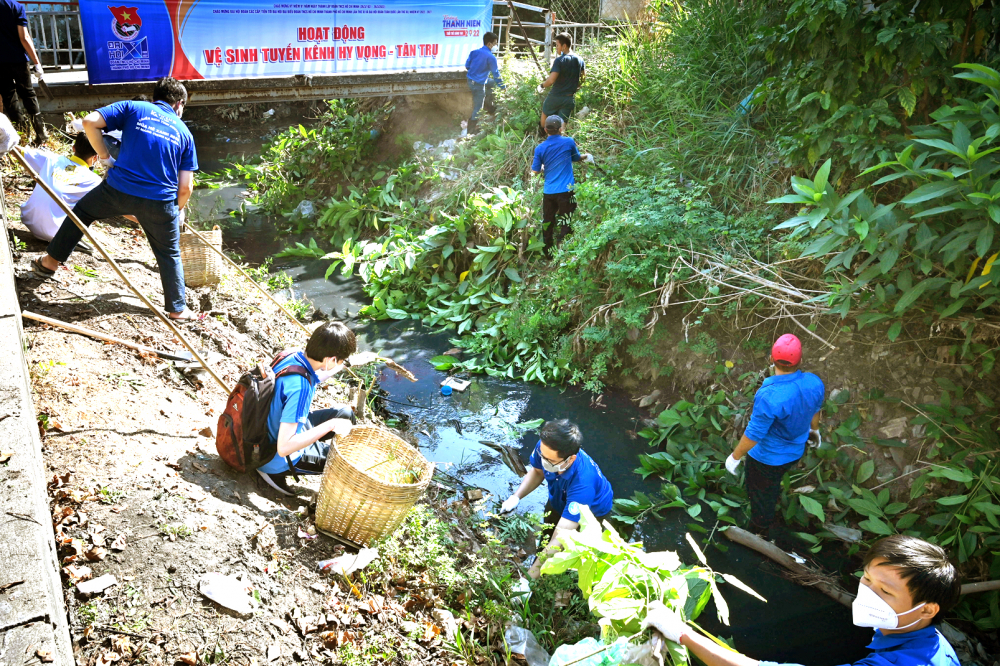 Đoàn viên thanh niên dọn dẹp vệ sinh trên tuyến kênh Tân Trụ - Hy Vọng, Q.Tân Bình, TP.HCM - Ảnh: Quốc Thanh