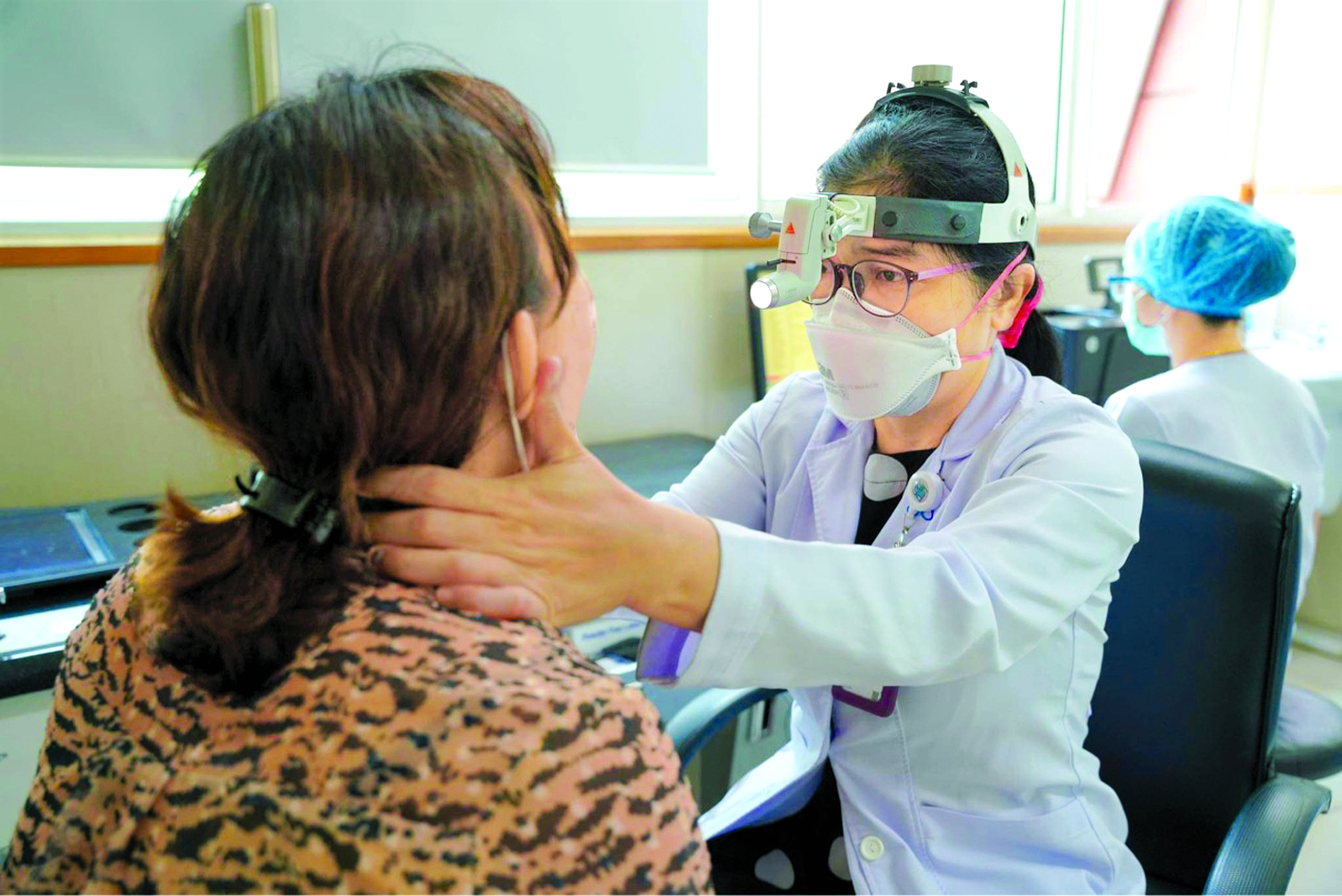 Bác sĩ Văn Thị Hải Hà đang khám cho một trường hợp bị sưng đau họng kéo dài