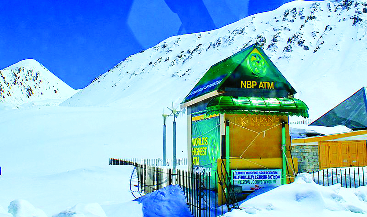 Máy ATM cao nhất thế giới ở độ cao 4.693m, tại biên giới đèo Khunjerab giữa Trung Quốc và Pakistan - ẢNH: ODD