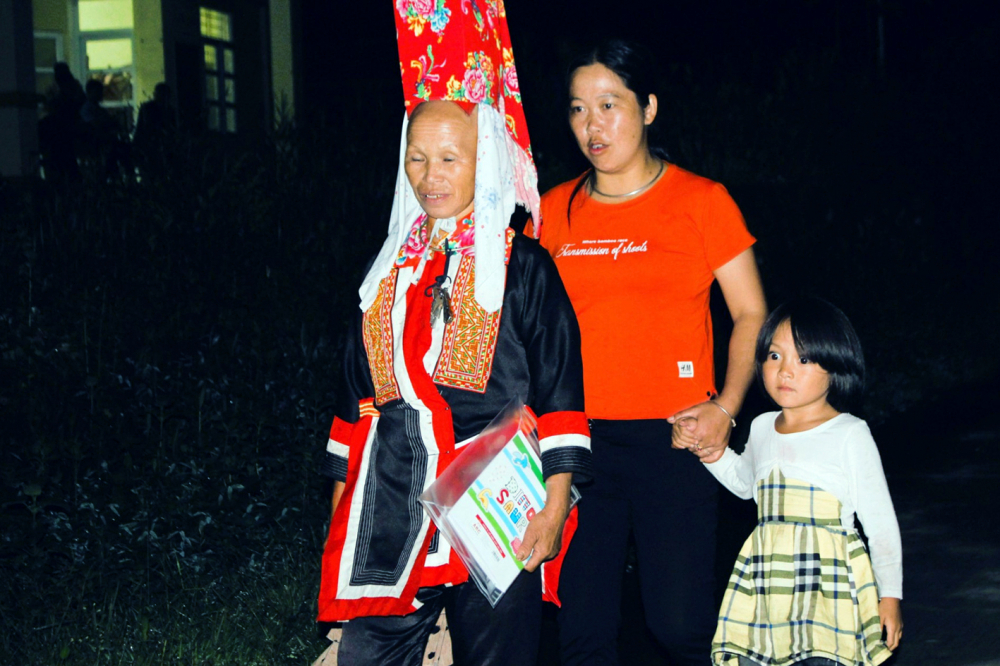 Ở Bình Liêu, không khó để thấy nhiều thế hệ trong gia đình cùng đến lớp học xóa mù chữ - Ảnh: Q.N.
