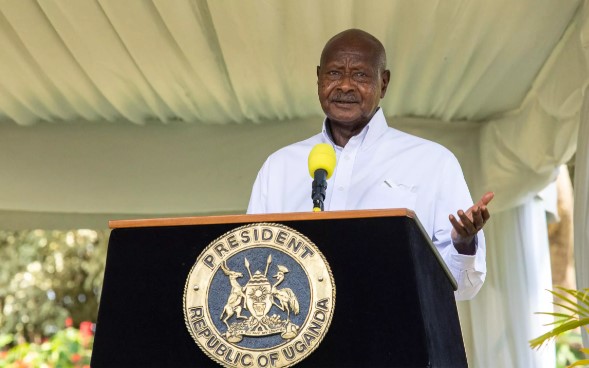 Tổng thống Uganda Yoweri Museveni đã ra lệnh cho các thầy lang ngừng chữa bệnh cho người bệnh nhằm ngăn chặn sự lây lan của Ebola,