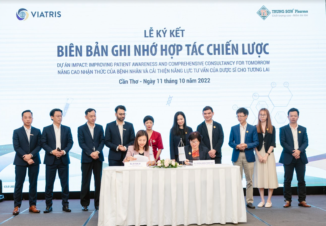 Đại diện Công ty Viatris Việt Nam (trái) và đại diện hệ thống Trung Sơn Pharma (phải) ký kết biên bản ghi nhớ - Ảnh: Viatris