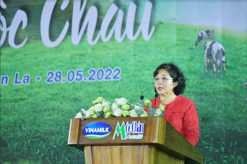 Bà Mai Kiều Liên (áo đỏ) tại sự kiện Khởi công Tổ hợp Thiên đường sữa Mộc Châu hồi tháng 5/2022 - Ảnh: Vinamilk