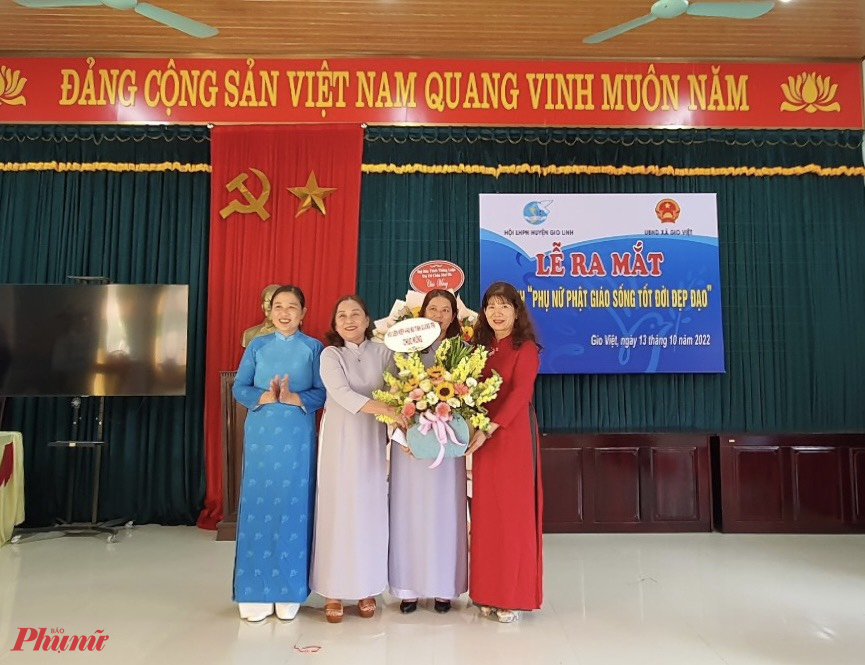 : Bà Trần Thị Thanh Hà Chủ tịch Hội LHPN tỉnh Quảng Trị tặng hoa chúc mừng ra mắt mô hình.