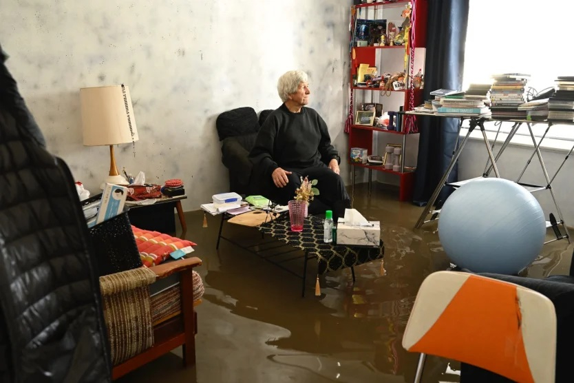 Joe Cymbalista ngồi chờ nước rút trong ngôi nhà của con gái ông ở phố Oakland, Maribyrnong