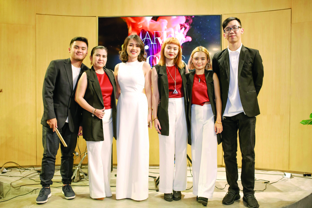 Tác giả Claire Ngo (thứ ba từ trái qua) chụp ảnh lưu niệm cùng nhóm nhạc gia đình người Philippines trong một lần tổ chức sự kiện nghệ thuật cho khách hàng