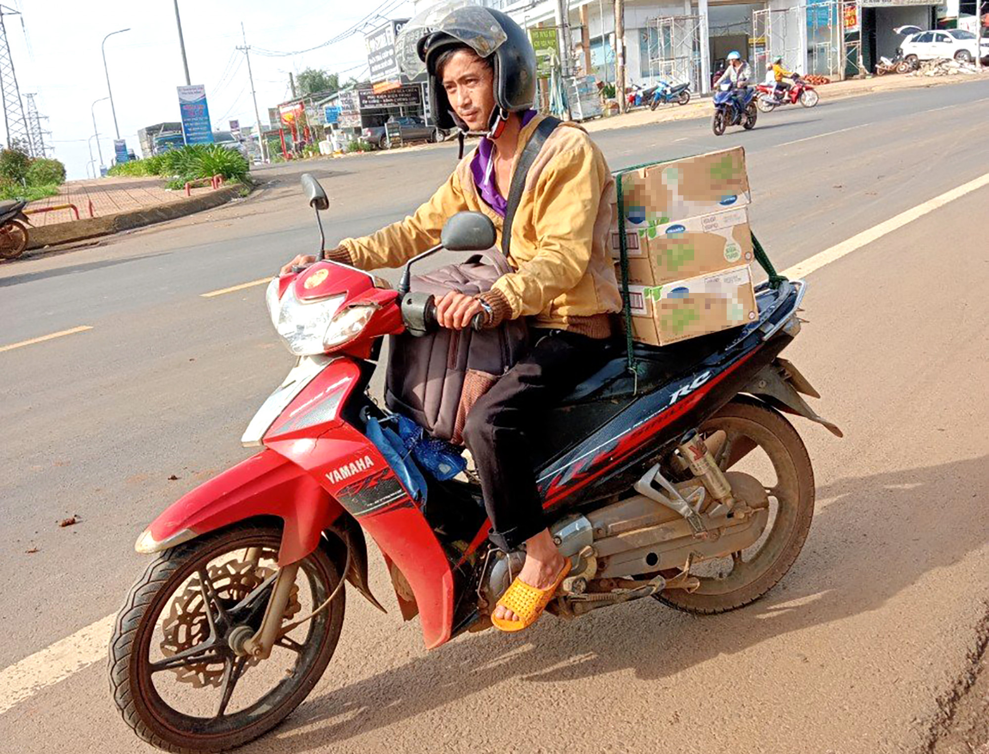 Anh Minh chở theo một ít hàng hóa, chạy xe máy từ Đắk Nông vào hỗ trợ bà con miền Trung