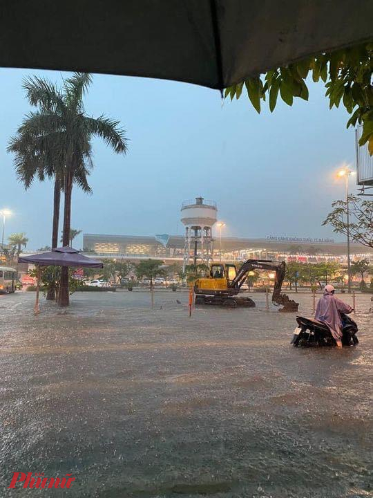 Sân bay Đà Nẵng ngập sâu