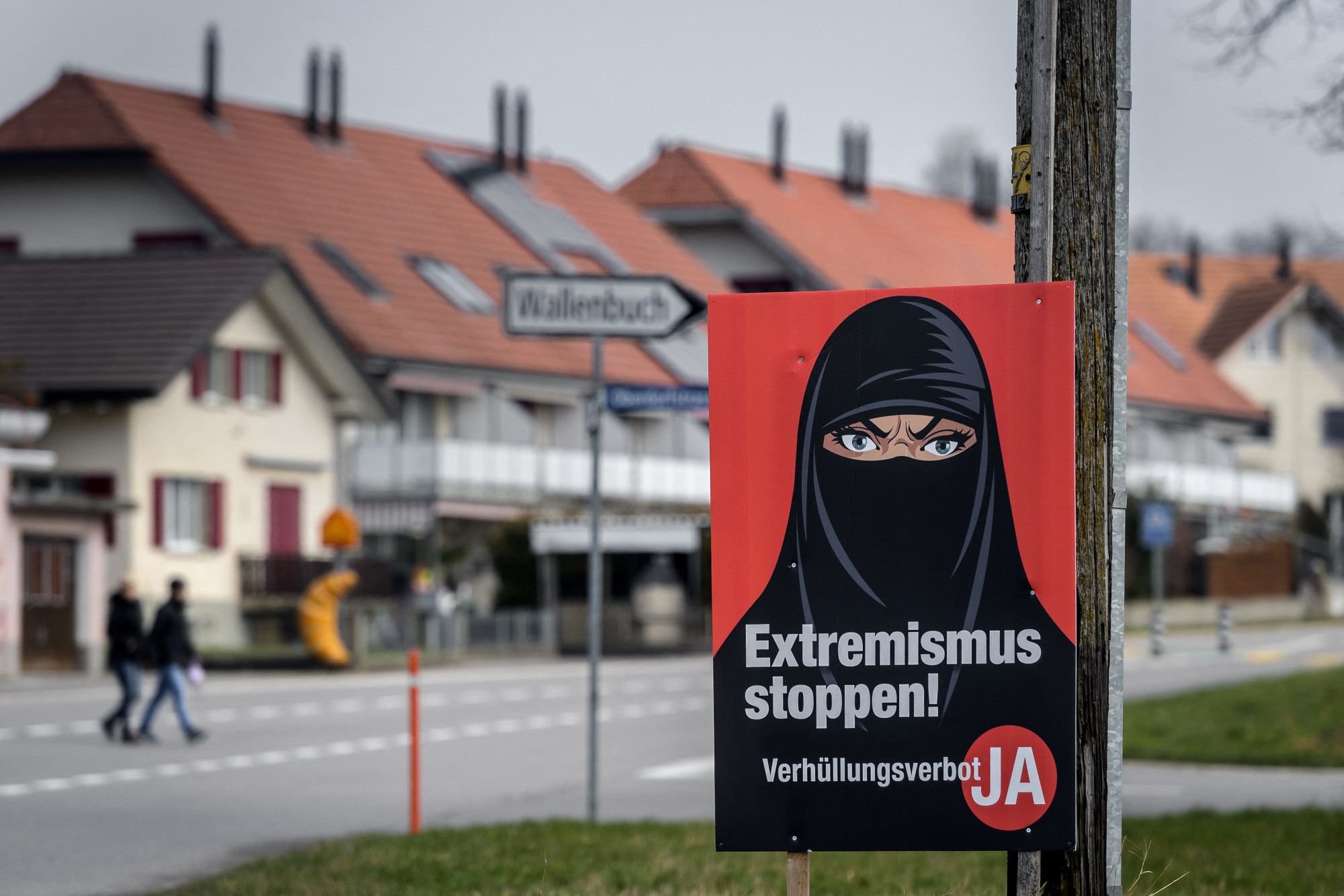 Một biển hiệu với dòng chữ phản đối lệnh cấm đeo mạng che mặt ở nơi công cộng - Ảnh: Fabrice Coffrini/AFP