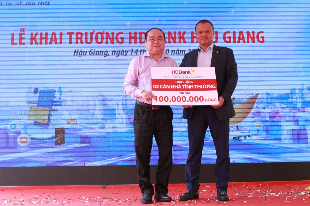 Anh Nguyễn Đăng Thanh, Phó tổng giám đốc đại diện HDBank trao tặng 2 căn nhà tình thương cho địa phương - Ảnh: HDBank