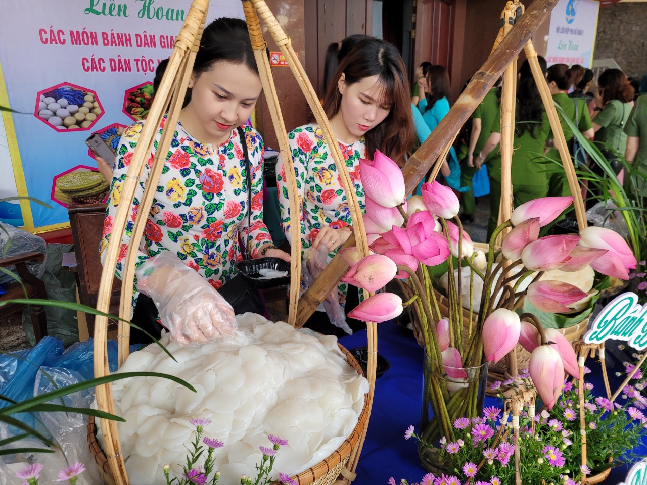 Hội Phụ nữ Công an góp vào lễ hội bánh truyền thống bằng gánh bánh bèo do chính các chị chế biến. 