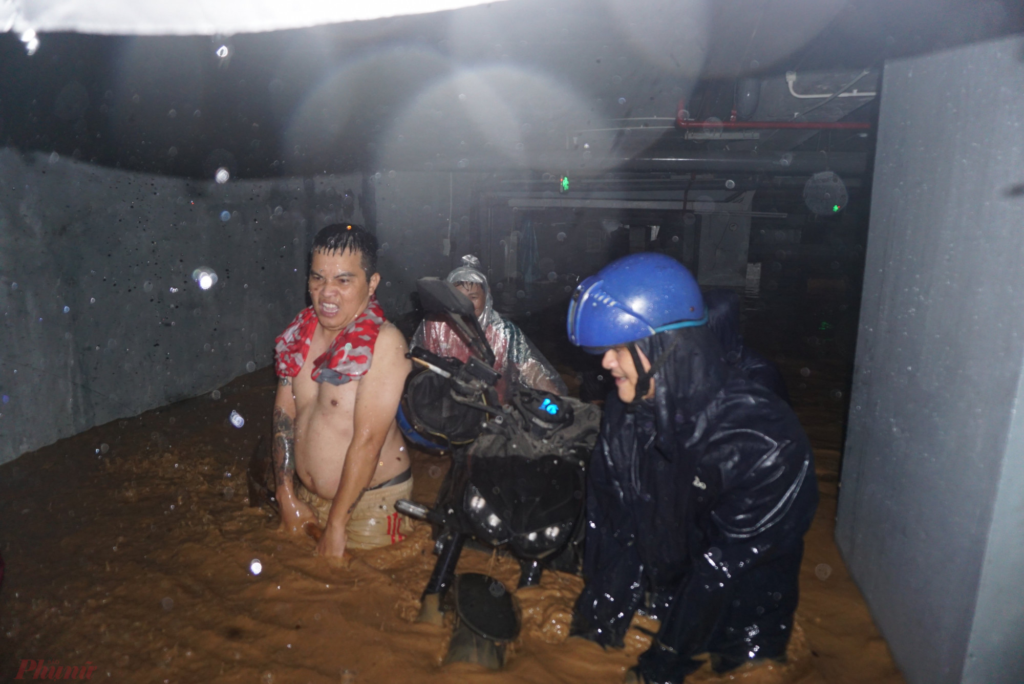 Những hình ảnh lịch sử ngập lụt chưa từng ghi nhận tại Đà Nẵng