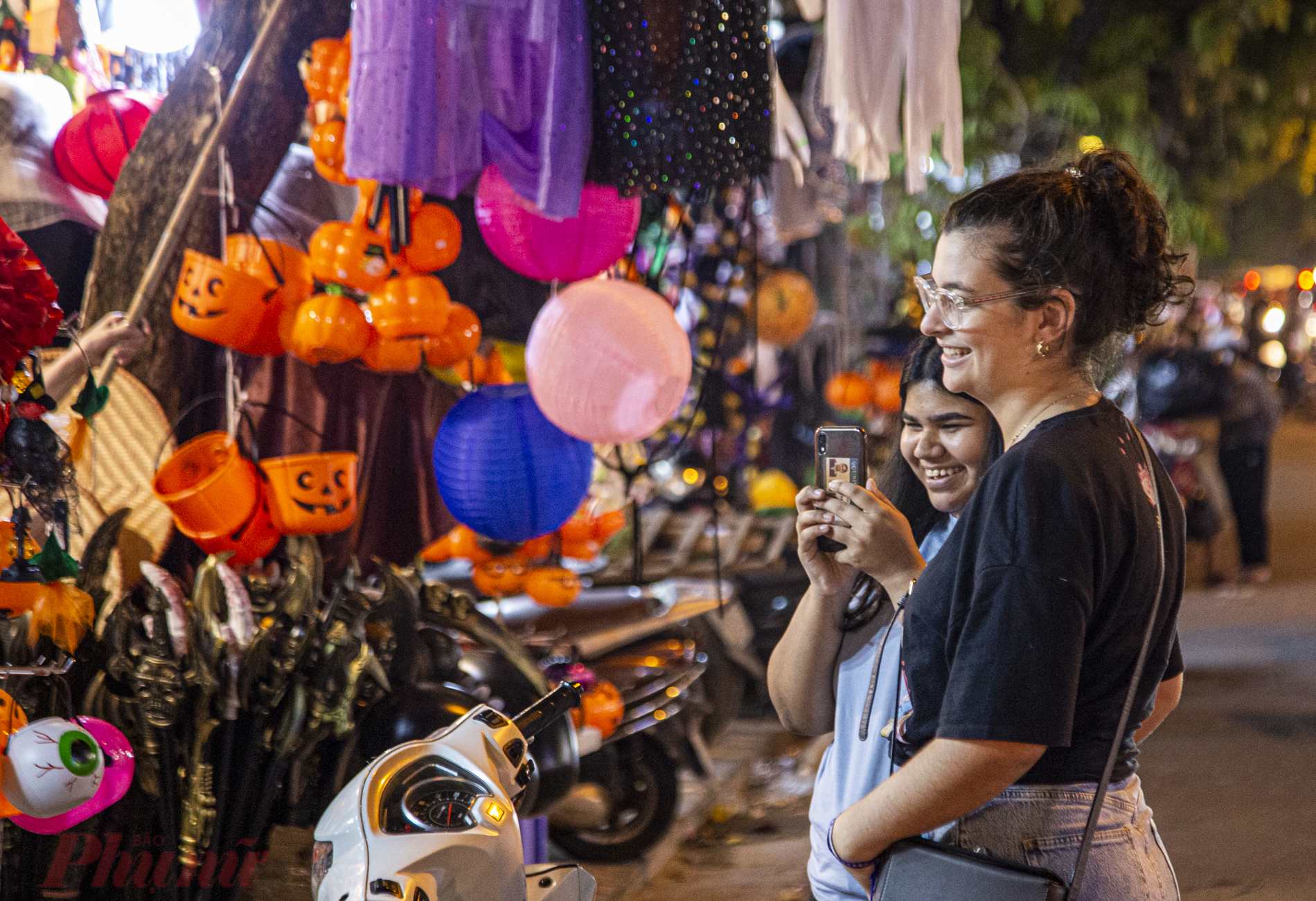 Những du khách nước ngoài thích thú trước không gian không gian nhiều màu sắc và ma quái đúng với tinh thần trong ngày lễ hội hóa trang Halloween.