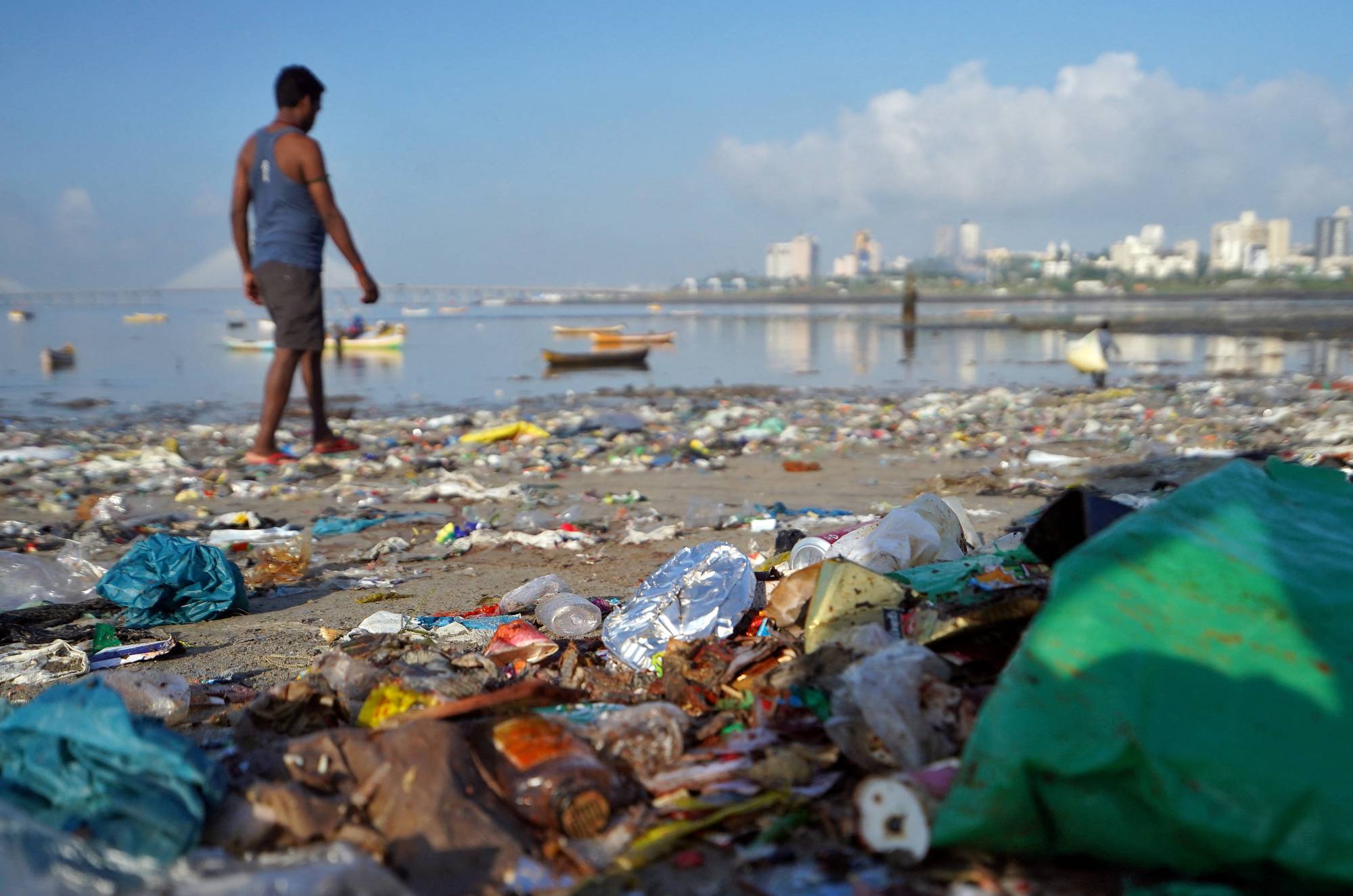 Rác thải nhựa đang gây ra nhiều tác động nghiêm trọng đến đời sống của con người - Ảnh: Reuters 