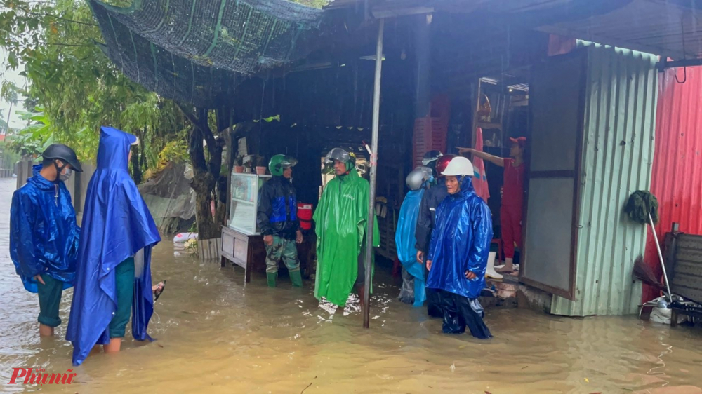 Cán bộ phường Hương Vinh TP. Huế đi vận động các hộ dân vùng xung yếu phường Hương Vinh đến nơi tránh lụt