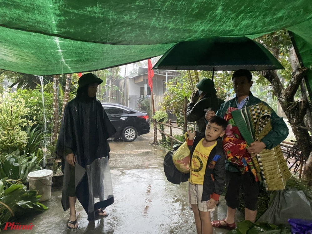 A2- Từ trưa nay công tác di dời dân vùng xung yếu đã được triển khai khẩn trương dù trời mưa rất to 