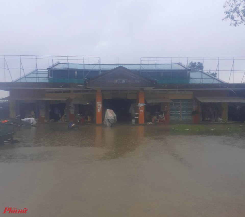 Trong khi đó chợ làng An Xuân xã Quảng An hiện tại cũng nước lũ đã tràn vào
