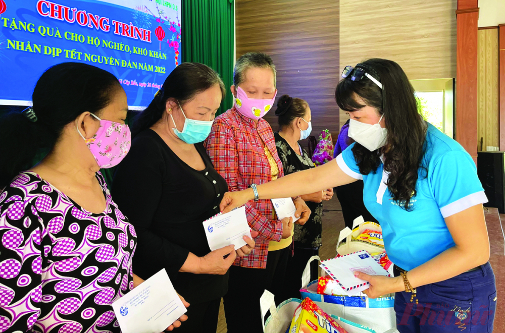 Chị Lương Thanh Trúc trao quà cho phụ nữ khó khăn