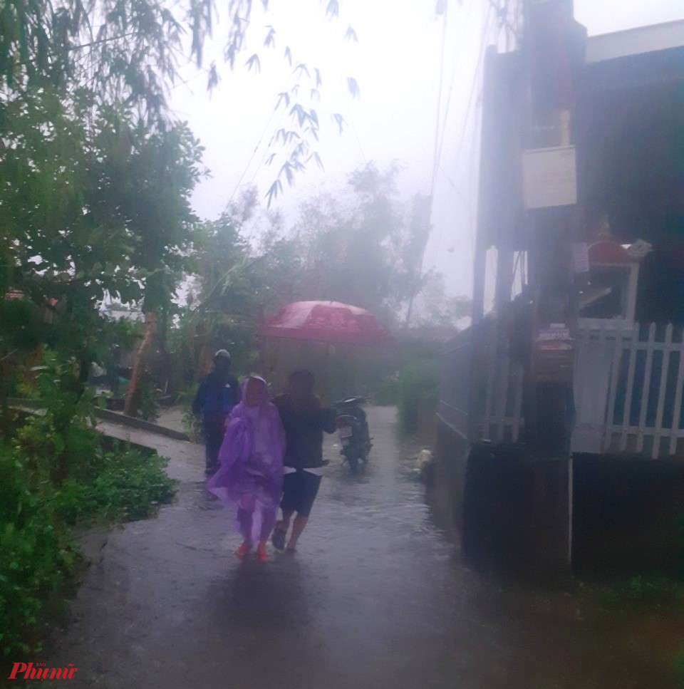 - Để chủ động phòng chống lũ lụt, đến 17h ngày 14/10, toàn huyện Phong Điền tổ chức sơ tán 102 hộ dân với 193 khẩu ở vùng thấp trũng ở 3 xã xung yếu nhất của huyện đến nơi an toàn.