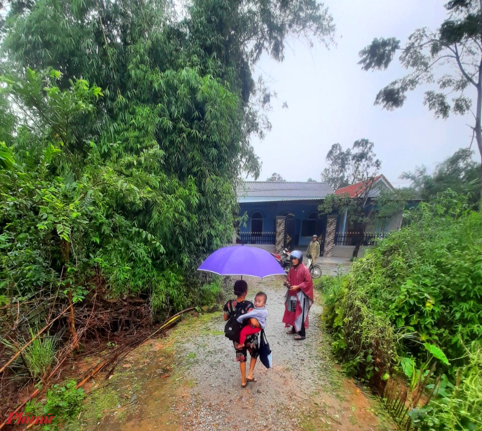 Việc đưa dân đi tránh trú lụt nơi cao ráo luôn được bà con ở các thôn vùng trũng Phú Vang thực hiện rất tốt