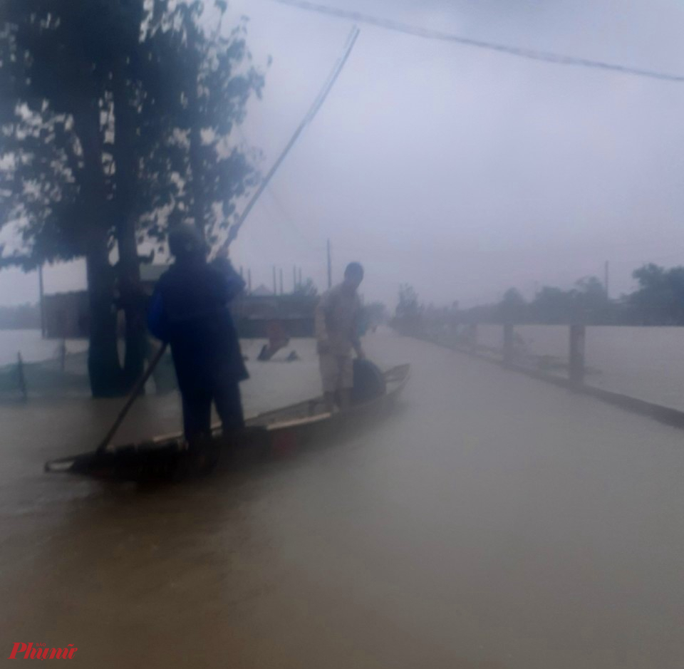 A1- Suốt cả ngày 14/10 mưa không ngớt phút giây nào, dù nươc lũ các sông đang tràn bờ nhưng các trưởng thôn cùng hội phụ nữ các cấp ở những vùng trũng của Thừa Thiên- Huế vẫn đến vận động đưa những phụ nữ trẻ em, người già đến nơi tránh trú bão lũ