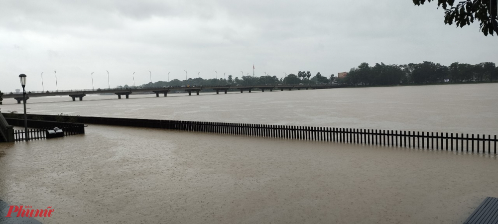 Hiện tại Mực nước sông Hương tại Kim Long: +1,82m dưới báo động II là 0,18m