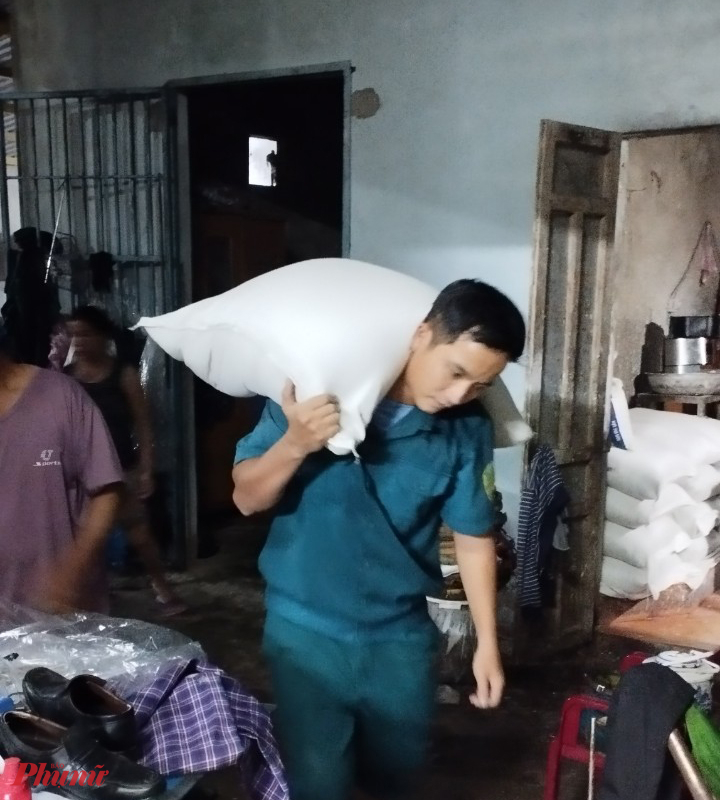 Lực lượng Dân quân Thừa Thiên Huế vận chuyển lương thực cho người dân từ nơi ảnh hưởng mưa lũ đến nơi an toàn.