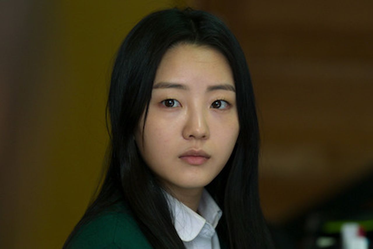 Cho Yi Hyun từng có cơ hội tham gia một số tác phẩm ăn khách như Chuyện đời bác sĩ, School 2021… nhưng phải chờ đến vai diễn lớp trưởng lạnh lùng, cá tính Choi Nam Ra trong Ngôi trường xác sống, Cho Yi Hyun bất ngờ vụt sáng. Nữ diễn viên sinh năm 1999 trước đó cũng của Hàn Quốc như “Hospital Playlist”, “How to buy a friends”, “School 2021”... nhưng tên tuổi của cô vẫn chỉ được biết đến là “gương mặt sáng” màn ảnh.