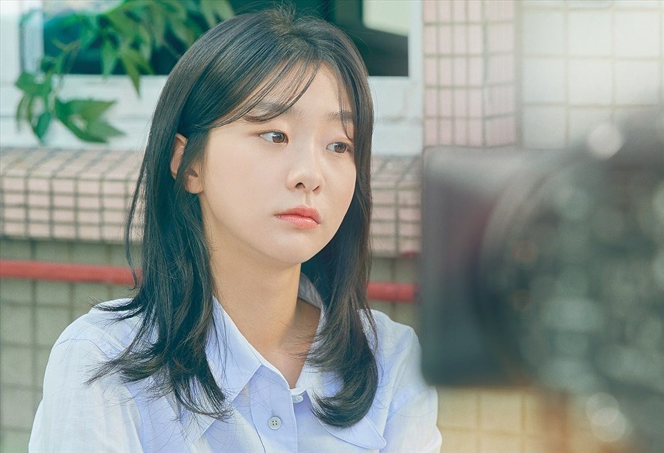 Sự chậm rãi và nghiên cứu kỹ kịch bản của Kim Da Mi đã giúp nữ diễn viên trẻ “đánh đâu thắng đó”, trở thành gương mặt nhận được sự tin tưởng của các nhà làm phim xứ kim chi. Sau bước đệm vững chắc Tầng lớp Itaewon, công chúng đều cho rằng cô sẽ lập tức nhận thêm dự án mới những cô lại gây bất ngờ khi bẵng đi gần 2 năm mới quay trở lại với phim Mùa hè yêu dấu của chúng ta. Hình tượng Kook Yeon Soo mạnh mẽ nhưng ẩn giấu bên trong là trái tim dễ chịu tổn thương trong tác phẩm gần nhất giúp cô chinh phục hoàn toàn người xem.