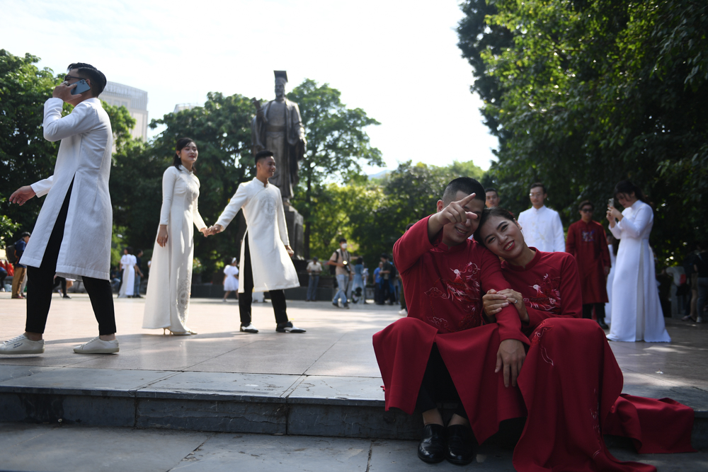 Sáng 15/10, chương trình đám cưới tập thể theo nếp sống mới diễn ra trên phố đi bộ Hoàn Kiếm Hà Nội.