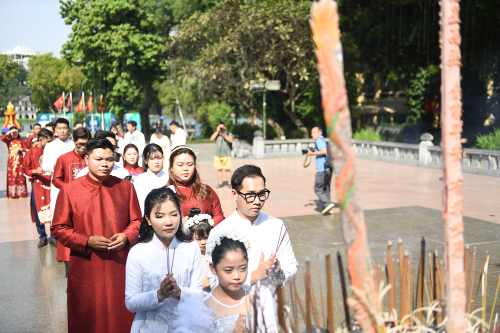 Năm 2013, 10 đôi trẻ tổ chức lễ cưới tại trường Tiểu học Thịnh Liệt, quận Hoàng Mai. Bốn năm sau, đám cưới cho 20 đôi trẻ theo nếp sống mới và 'Đám cưới vàng' cho 20 đôi cụ ông - cụ bà chung sống hạnh phúc từ 50 năm trở lên diễn ra tại công viên Bách Thảo, quận Ba Đình.