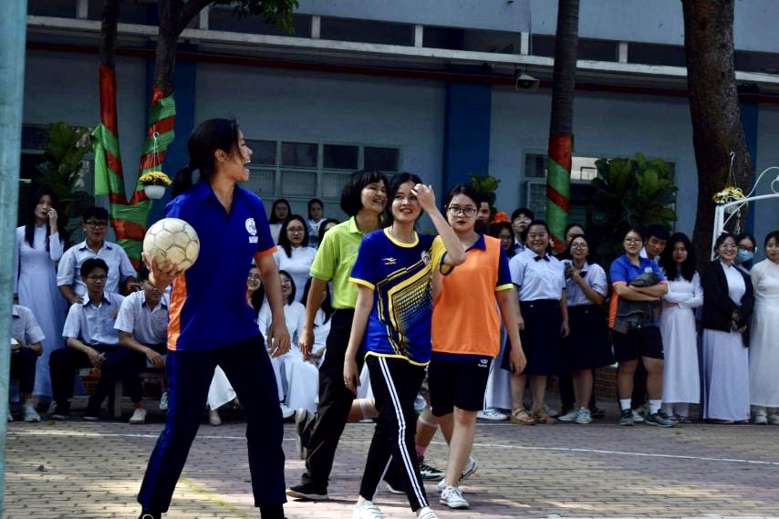Giáo viên Trường THPT Nguyễn Du cùng học sinh chơi đá bóng trong sân trường