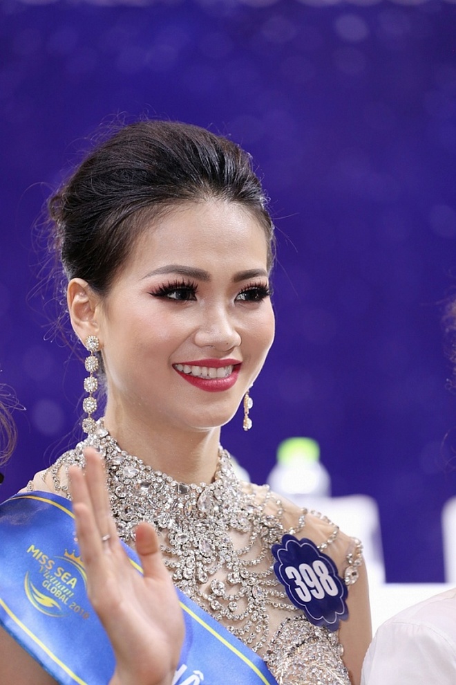 Trước khi đăng quang ở cuộc thi quốc tế, Phương Khánh từng đạt ngôi vị á hậu 2 tại cuộc thi Hoa hậu Biển Việt Nam Toàn cầu 2018. Hình ảnh cho thấy gương mặt Phương Khánh đã thay đổi một số đường nét trong thời gian ngắn. Vì thế, có nhiều ý kiến cho rằng người đẹp gốc Bến Tre đã can thiệp thẩm mỹ.