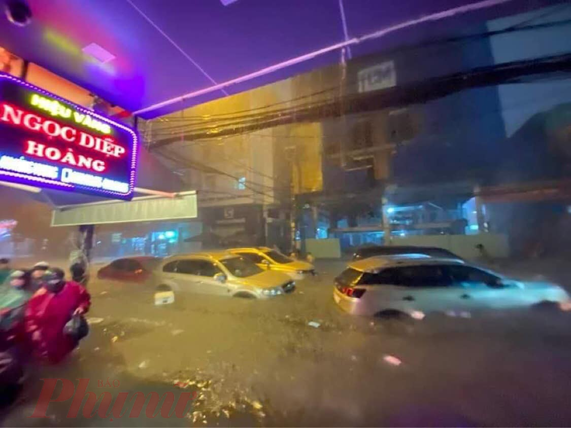 Đây là trận mưa lũ gây ngập lụt lịch sử ở Đà Nẵng, lớn hơn trận lụt năm 2018