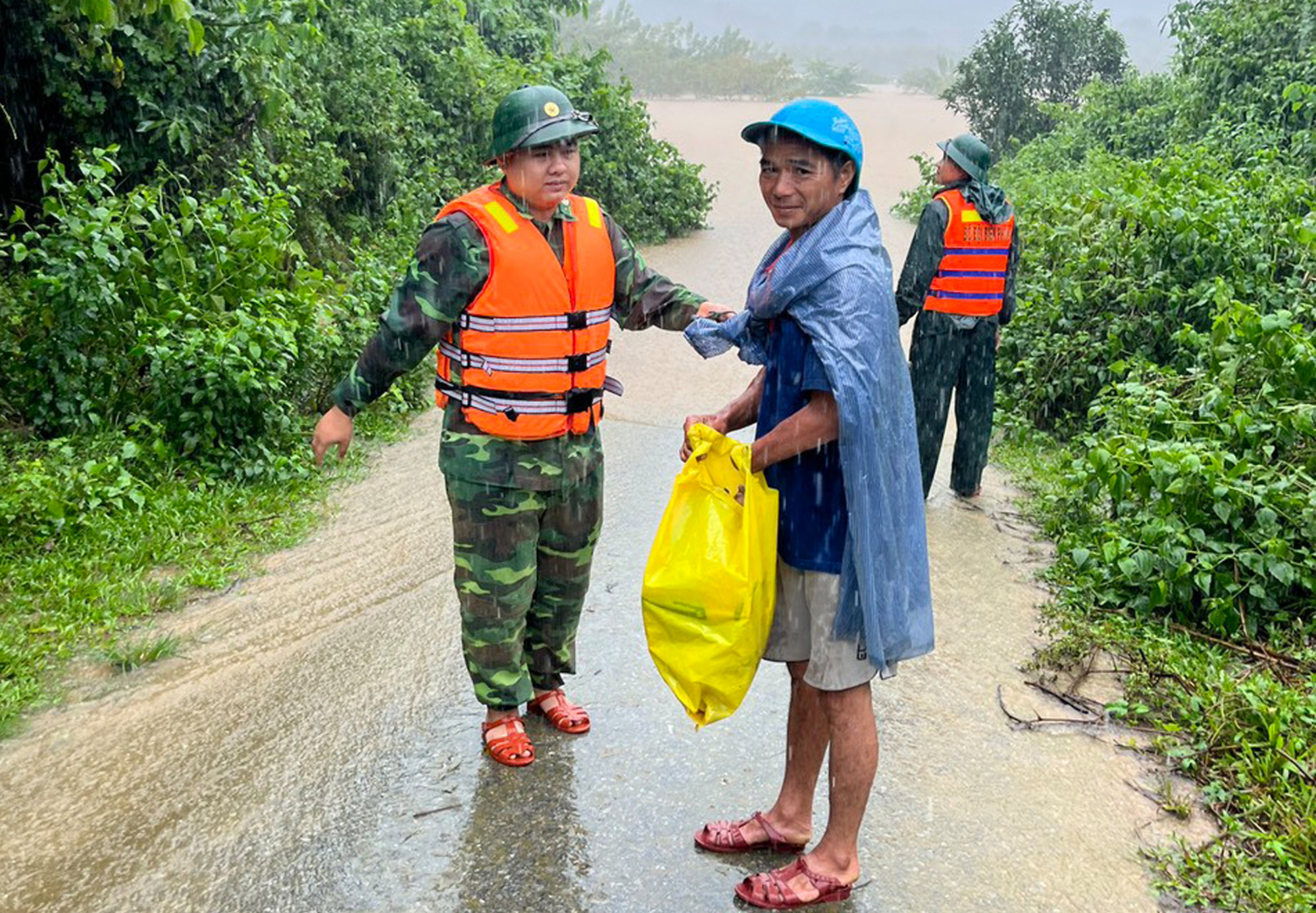 . Tuyên truyền và vận động di dời các hộ dân có nguy cơ ngập lụt và mất an toàn ở bản Mít Cát, xã Kim Thủy, huyện Lệ Thủy, tỉnh Quảng Bình.