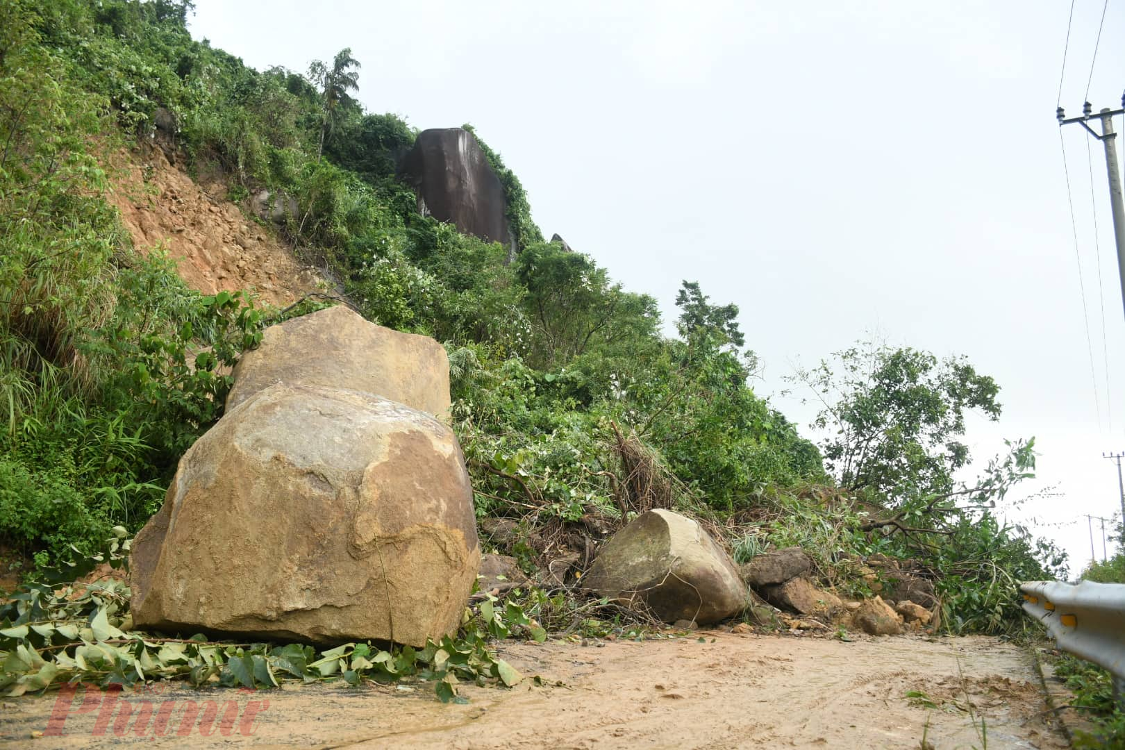 Đèo Hải Vân có khoảng 10 điểm sạt lở, vị trí nặng nhất nằm gần đỉnh đèo, vị trí tiếp giáp với tỉnh Thừa Thiên Huế.