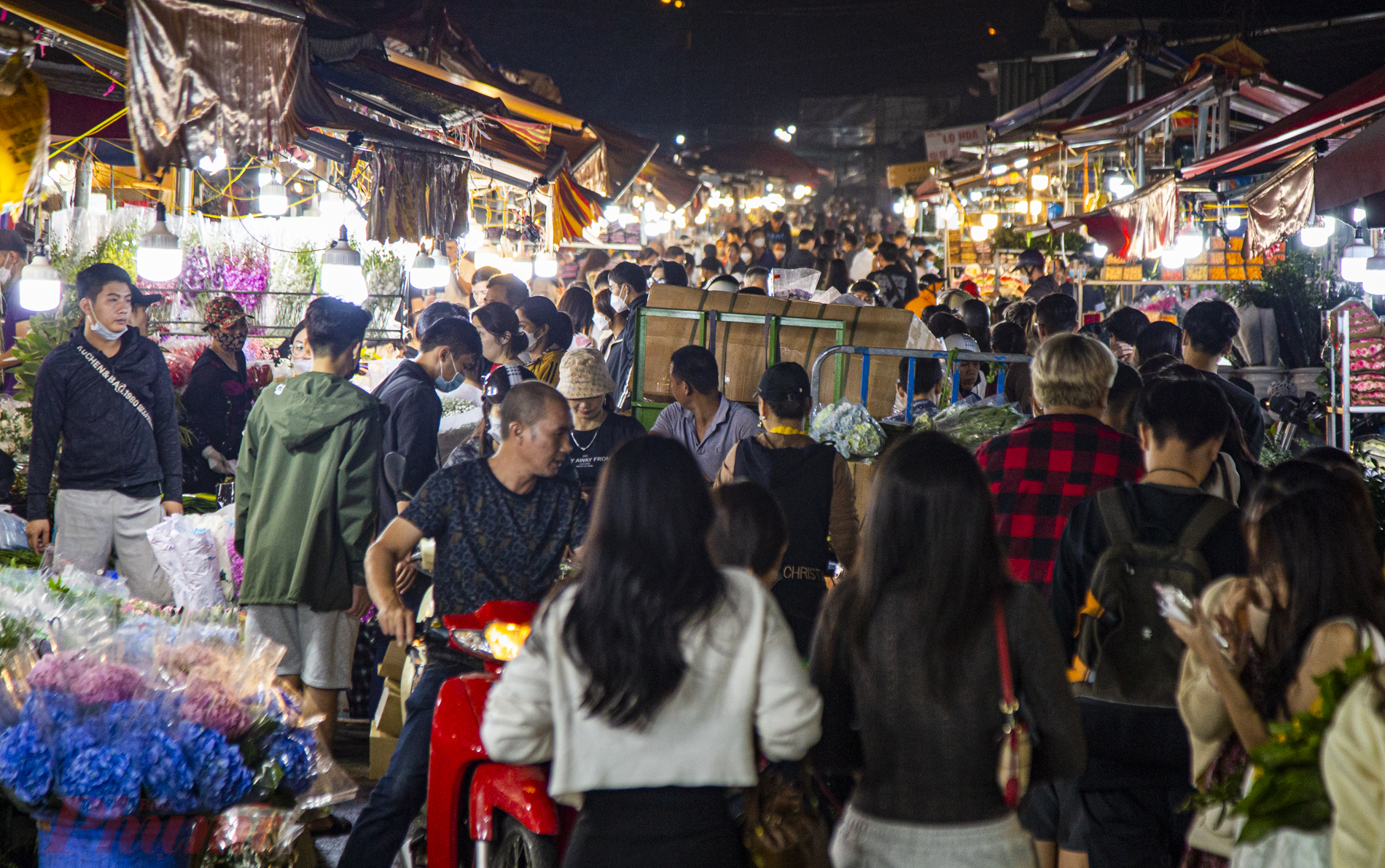 Như đến hẹn lại lên cận kề ngày Phụ nữ Việt Nam (20/10), chợ hoa Quảng Bá trở nên nhộn nhịp hơn hẳn so với những ngày trước.
