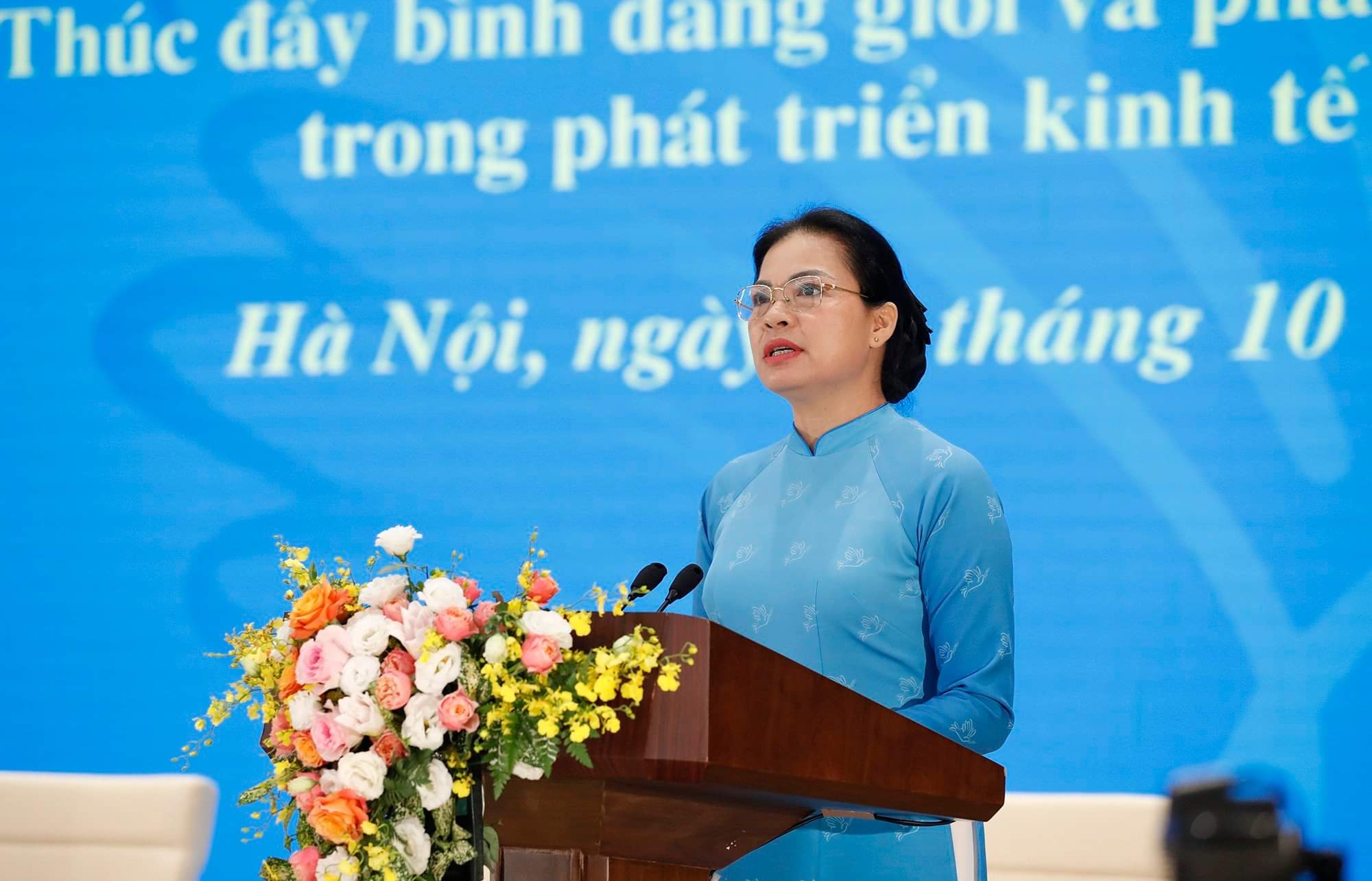 Bà Hà Thị Nga - Chủ tịch Hội LHPN Việt Nam phát biểu tại Hội nghị sáng 15/10
