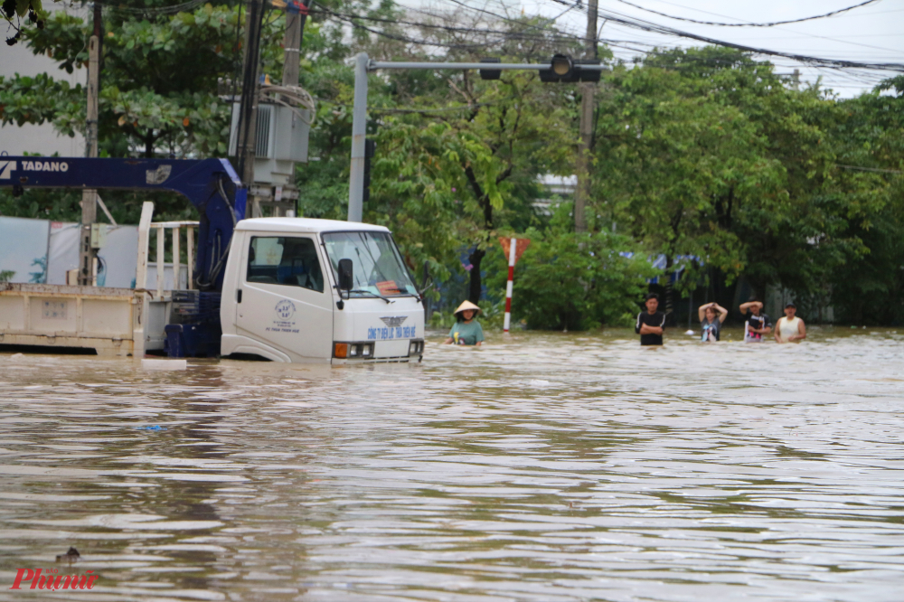 Người dân phường Phú Hội Lội lụt  đi mua lương thực trong lũ
