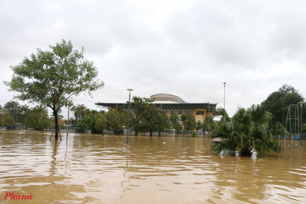 Trung tâm thể dục thể thao tỉnh Thừa Thiên- Huế  nước lụt trắng xóa