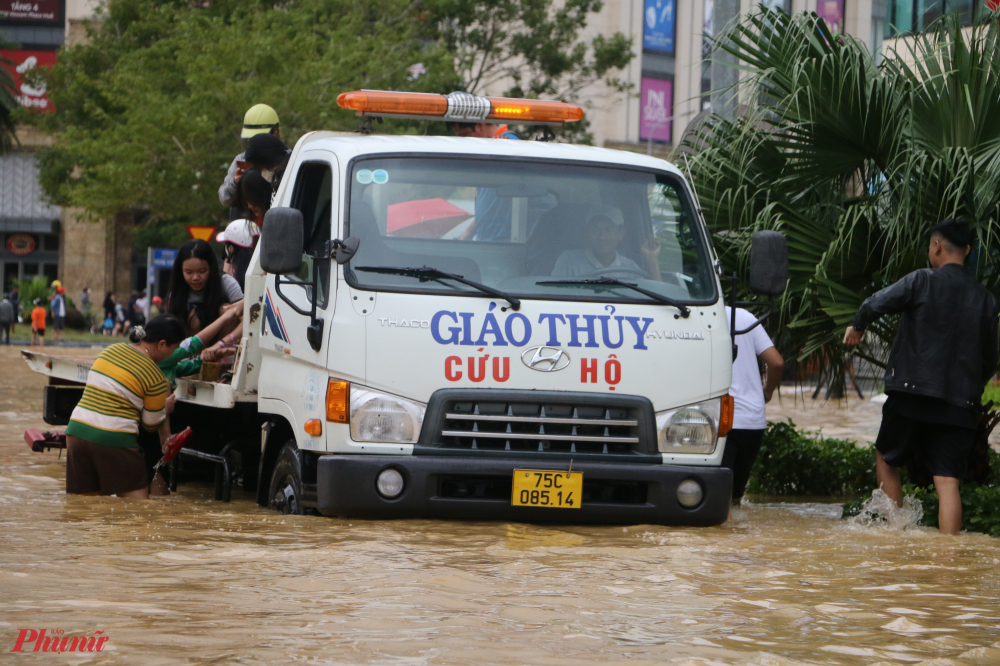 Nhiều phương tiện tham gia cứu hộ ô tô cũng không thể cản nổi dòng nước lũ cao ở Khu đô thị An Vân Dương
