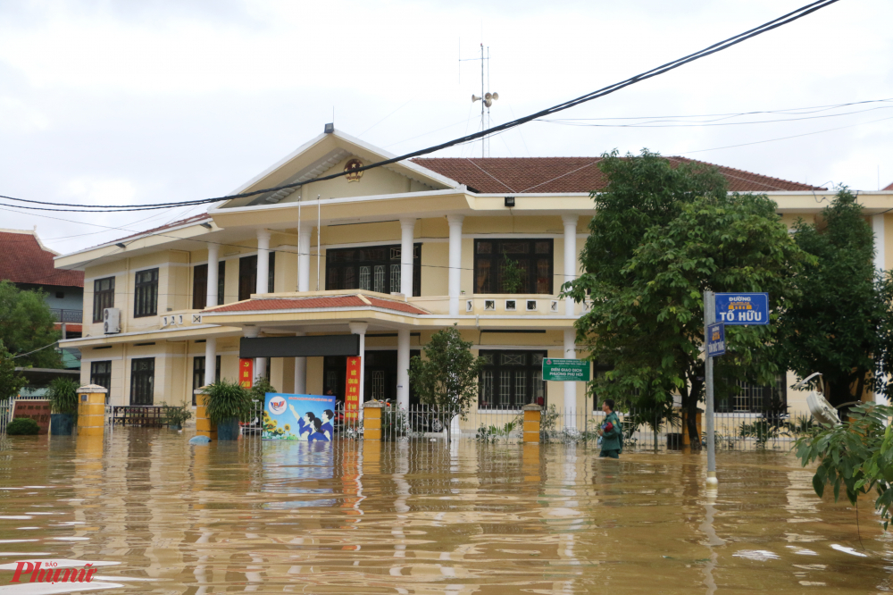 Trung tâm hành chính phường Phú Hội TP. Huế ngập trong  nước lũ