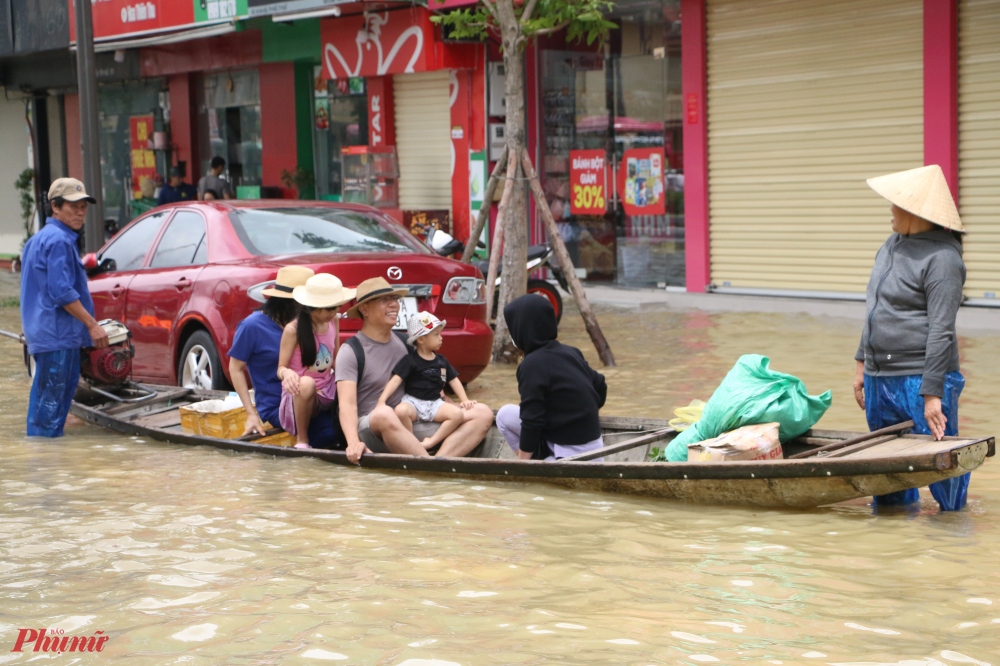 Dù só lượng các chủ đò hoạt động rải điều khắp các tuyến phố, chung cư TP. Huế nhưng vẫn không phục vụ đủ khách hàng đang chực chờ để được lên đò