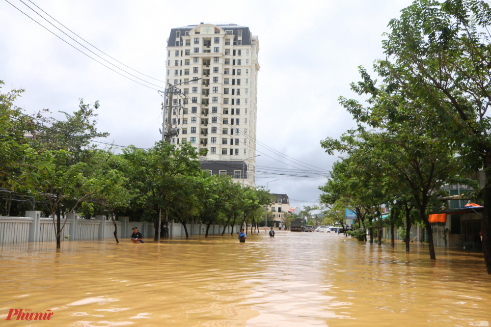 Các tuyến đường trong khu đô thị mới An Vân Dương  TP. Huế nước lũ cao hơn 1m khiến người dân đi lại rất khó khăn