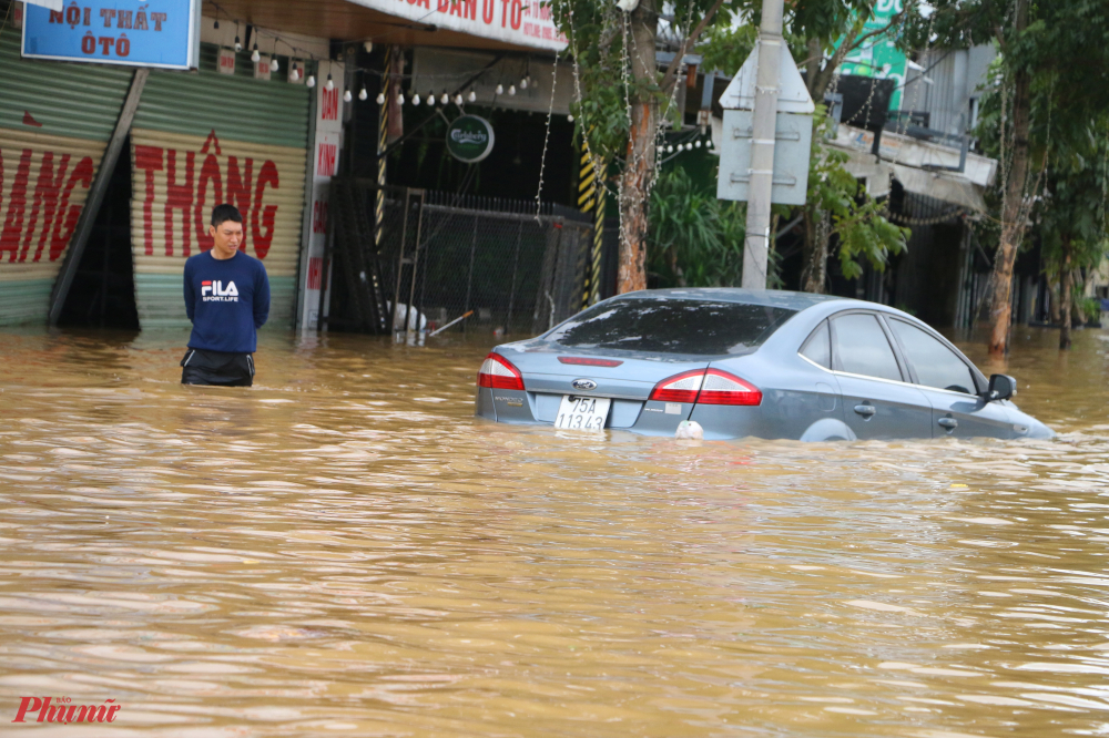 Xe ô tô không thể chạy thoát khỏi dòng nước lũ