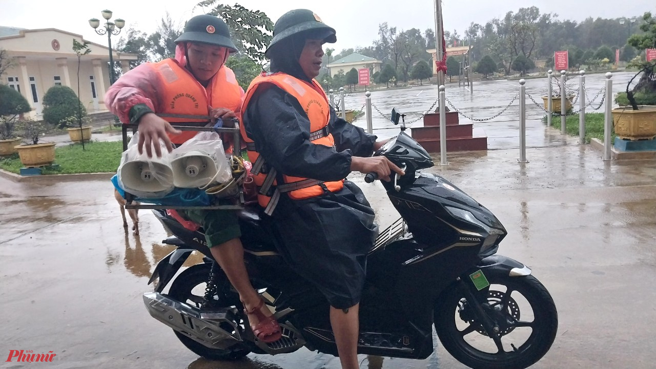 Bộ đội Biên phòng dùng loa thông báo người dân những điểm đập tràn nơi nước lũ đang dâng