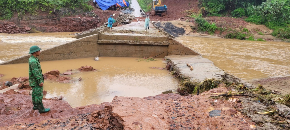 Cầu tràn thôn Trùm, xã Ba Tầng, huyện Hướng Hóa bị sạt hơn 10m.